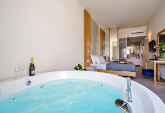 Elia Platanias has rooms with a private hot tub