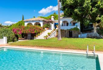 Villa la ciruela has Smoking/Balcony rooms