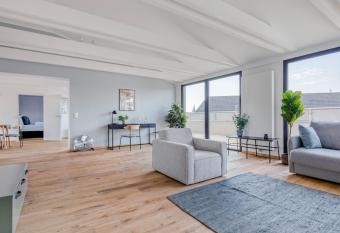 limehome Hannover Bleichenstra  e - Digital Access allows 18 year olds to book a room