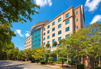 Grand Park Vancouver Airport allows 18 year olds to book a room