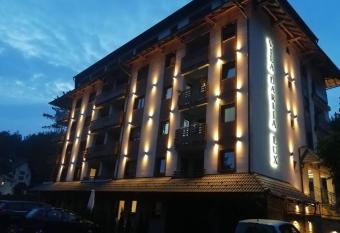 Zlatibor Apartman & Spa Casa Perfetta has rooms with a private hot tub