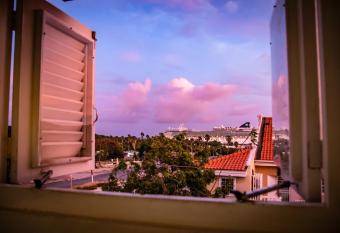 CityLife Apartments in Willemstad - big 2 bedroom apartment in top floor - H allows 18 year olds to book a room