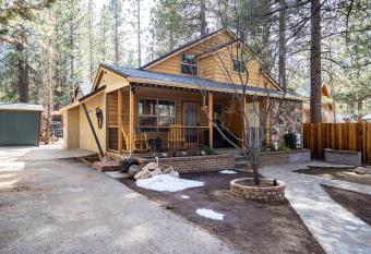 Sunny Forest Cottage #1924 by Big Bear Vacations has rooms with a private hot tub