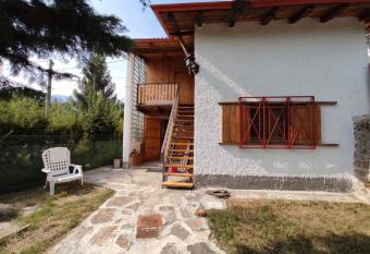 Appartamento con giardino privato. allows 18 year olds to book a room