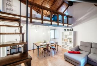 Suite Fontana - by MyHomeInComo allows 18 year olds to book a room