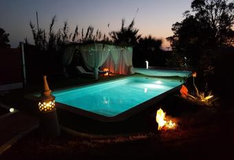 RO-VALDAREINA, B  nagil-Carvoeiro allows 18 year olds to book a room