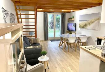 Cottage T3    5 minutes    pied de la plage has Balcony rooms