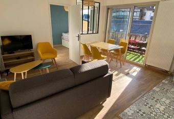 Charmant appartement T2    100m de la plage has Balcony rooms