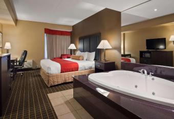 Best Western Plus Burlington Inn & Suites has rooms with a private hot tub