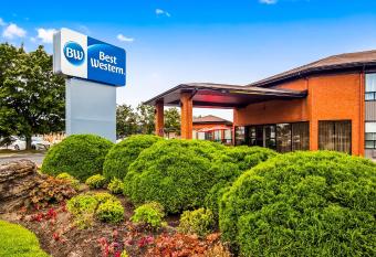 Best Western Hotel Brossard has rooms with a private hot tub