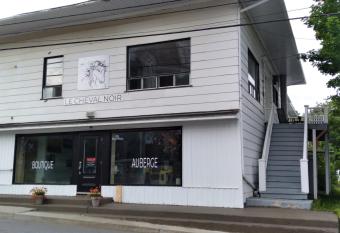 Le Cheval Noir has Balcony rooms