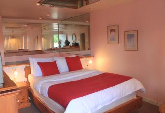 Motel Des Pays D'En Haut has rooms with a private hot tub