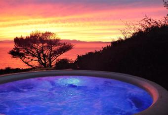 Penguinden - Private Villa load-shedding free has rooms with a private hot tub