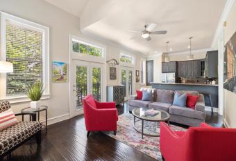 Game Day Getaway - ONE Block Off Dickson - WALK to U of A has Balcony rooms