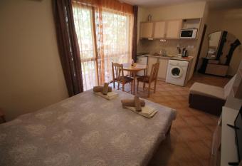 Ivory Cascadas Studio has Balcony rooms