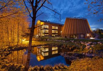 H  tel-Mus  e Premi  res Nations allows 18 year olds to book a room