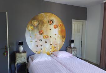 Kanne&kruike allows 18 year olds to book a room