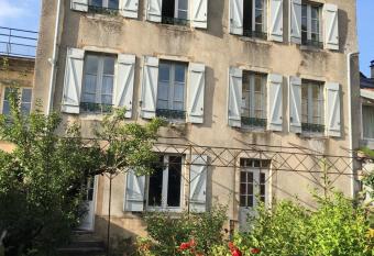 Grands G  tes de charme avec jardin, lieu calme et paisible en plein coeur d Arbois, linge inclu, lits faits    l arriv  e et m  nage en fin de s  jour allows 18 year olds to book a room