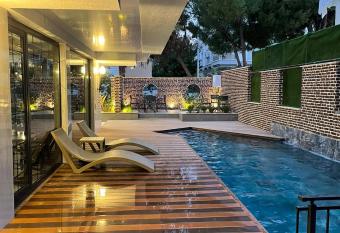 Estera Hotel Silent allows 18 year olds to book a room