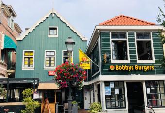 Room Mate Hostel Amsterdam Zaandam allows 18 year olds to book a room