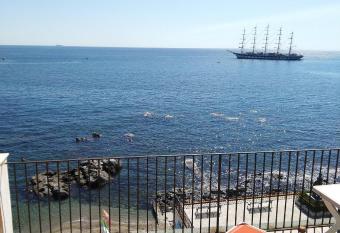 Appartamento con terrazzo sul mare Teocle allows 18 year olds to book a room