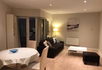 2 Bedroom Spacious and New City Centre Apartment has Balcony rooms