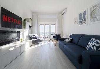 Nuovo Appartamento sulla spiaggia con larga terrazza di 70 mq e posto auto privato has Balcony rooms