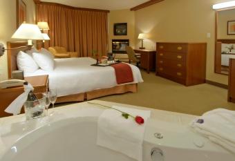 Best Western Plus Lamplighter Inn & Conference Centre has rooms with a private hot tub