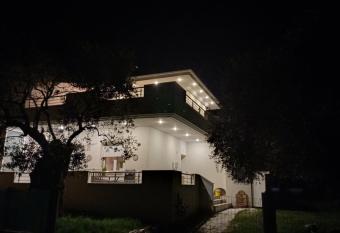 MAJA HOUSe 1 has Balcony rooms