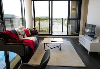 Lovely Home in midtown Box Hill with two bedrooms allows 18 year olds to book a room