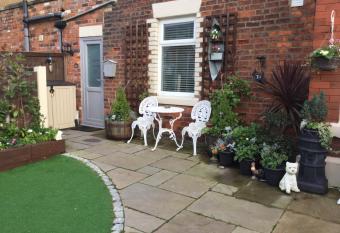 Leafy Lytham central Lovely ground floor 1 bedroom apartment with private garden In Lytham dog friendly allows 18 year olds to book a room