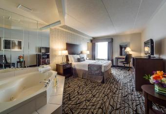 Monte Carlo Inn Oakville Suites has rooms with a private hot tub