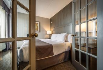 Monte Carlo Inn Airport Suites has rooms with a private hot tub