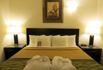 Comfort Inn & Suites has rooms with a private hot tub