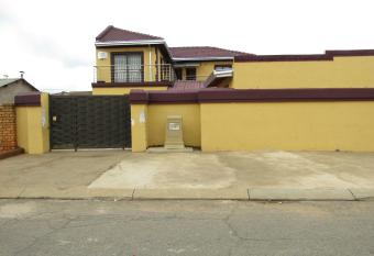 Phomolong Guest House Soweto has Balcony rooms