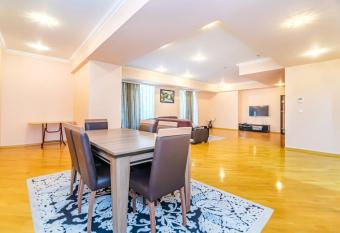 Port Baku Residance 710 A has rooms with a private hot tub