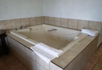 Niagara Falls Courtside Inn has rooms with a private hot tub