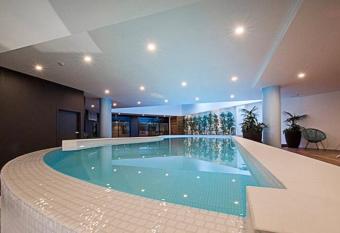 Luxe 2BR Apt Kingston Pool Parking WiFi Netflix BBQ Wine has Balcony rooms