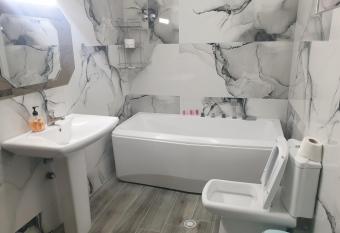 Jordhani s House has rooms with a private hot tub