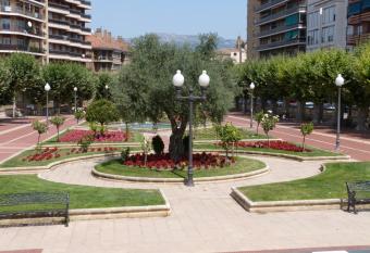 CENTRAL PARQUE HARO has Balcony rooms