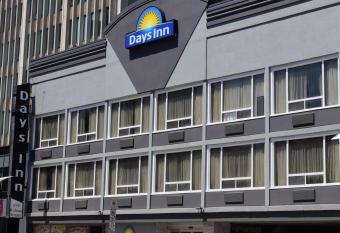 Days Inn by Wyndham Ottawa has rooms with a private hot tub