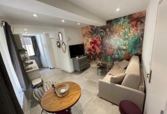 Studio Hirondelle Piscine-Sauna-Jacuzzi allows 18 year olds to book a room