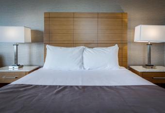 Monte Carlo Inn Vaughan Suites has rooms with a private hot tub