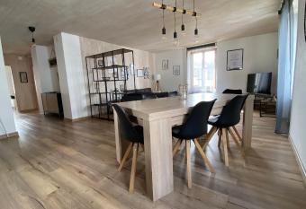 Hostellerie des Princes-Ev  ques - La Fleur de Lys has Balcony rooms