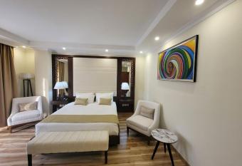 Goha Addis Hotel has rooms with a private hot tub