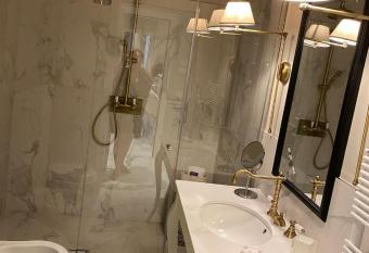 Apartment Rooms Luxury SIANO Joseph allows 18 year olds to book a room