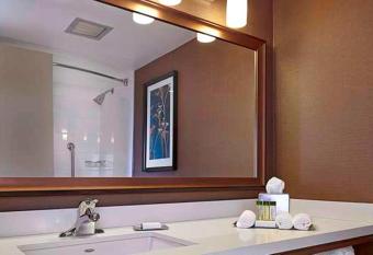 DoubleTree by Hilton Hotel & Conference Centre Regina has rooms with a private hot tub