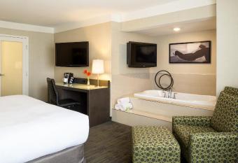 Saskatoon Inn & Conference Centre has rooms with a private hot tub