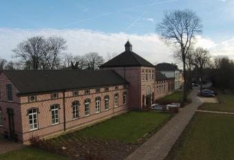 Factorij10 has Balcony rooms