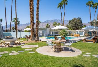 The Monkey Tree by AvantStay Mid-Century Modern Oasis with Pool has Balcony rooms